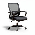 Sedia da ufficio ergonomica nera con schienale in rete e braccioli regolabili